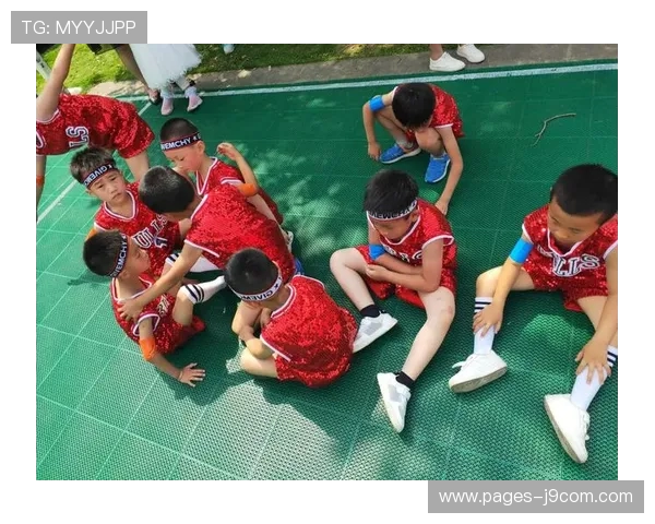 小孩奋力追逐梦想在蜈蚣足球比赛中展现团结与速度魅力 小孩奋力追逐梦想在蜈蚣足球比赛中展现团结与速度魅力