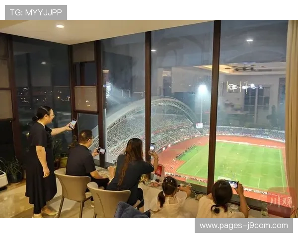 打造沉浸式观赛体验的足球主题影视酒店综合休闲空间